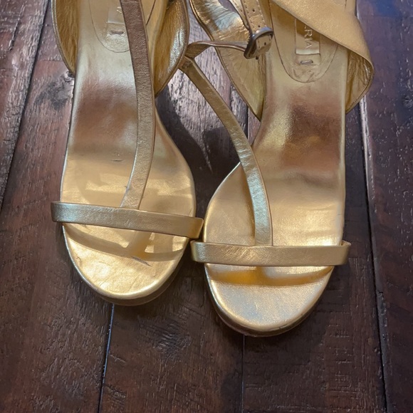 Vintage BCBG gold Leather heels - Picture 5 of 8